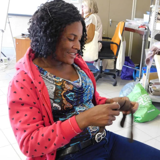 Vrouwen in Afrika die met de hand manden weven