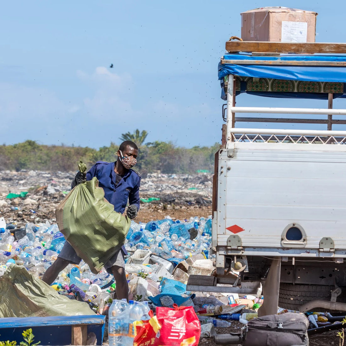 Plastic afval wat wordt opgeruimd voor recycling