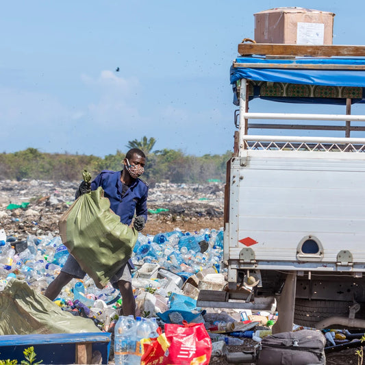 Plastic afval wat wordt opgeruimd voor recycling